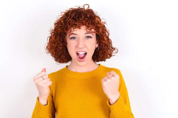 Jong Roodharig Meisje Dragen Gele Trui Witte Achtergrond Verheugen Succes — Stockfoto