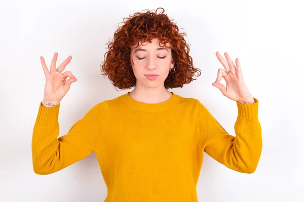 Young Redhead Girl Wearing Yellow Sweater White Background Doing Yoga — Stock Photo, Image