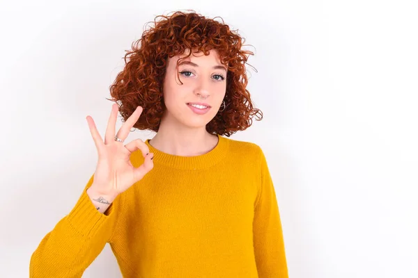 Felice Attraente Giovane Rossa Ragazza Indossa Maglione Giallo Sfondo Bianco — Foto Stock