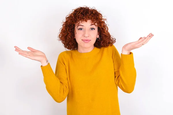 Chica Pelirroja Desconcertada Despistada Que Lleva Suéter Amarillo Sobre Fondo —  Fotos de Stock