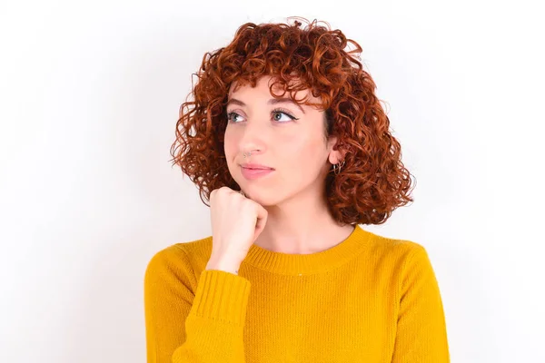 Portret Van Een Bedachtzaam Jong Roodharig Meisje Met Een Gele — Stockfoto