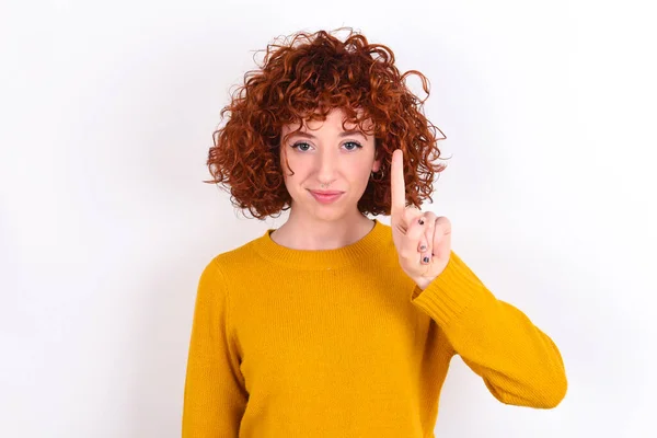 Jovem Ruiva Menina Vestindo Suéter Amarelo Sobre Fundo Branco Mostrando — Fotografia de Stock