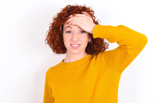 Que Que Fiz Jovem Ruiva Menina Vestindo Camisola Amarela Sobre — Fotografia de Stock