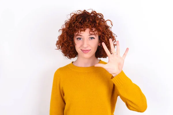 Joven Pelirroja Usando Suéter Amarillo Sobre Fondo Blanco Mostrando Apuntando —  Fotos de Stock