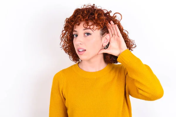 God Funny Astonished Young Redhead Girl Wearing Yellow Sweater White — Stock Photo, Image