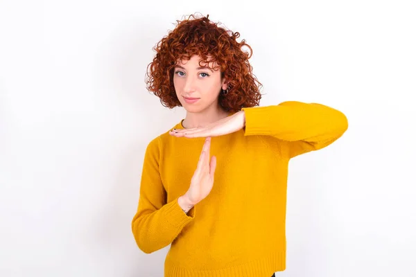 Joven Pelirroja Vistiendo Suéter Amarillo Sobre Fondo Blanco Siente Cansado — Foto de Stock