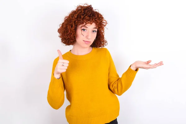 Gelukkig Vrolijke Jonge Roodharige Meisje Dragen Gele Trui Witte Achtergrond — Stockfoto