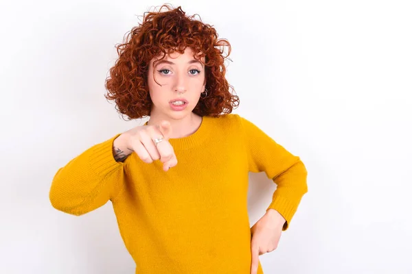 Rapariga Ruiva Chocado Vestindo Camisola Amarela Sobre Fundo Branco Aponta — Fotografia de Stock