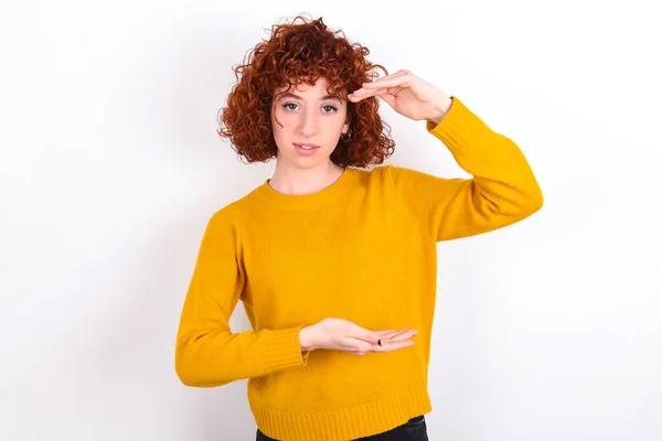 Jovem Ruiva Menina Vestindo Suéter Amarelo Sobre Fundo Branco Gestos — Fotografia de Stock