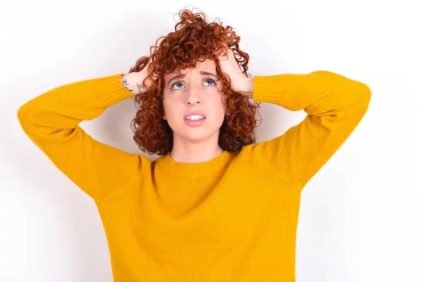 Horrible Estrés Shock Retrato Emocional Loca Joven Pelirroja Con Suéter —  Fotos de Stock