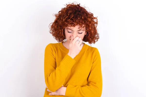 Young Redhead Girl Wearing Yellow Sweater White Background Holding His — Stock Photo, Image