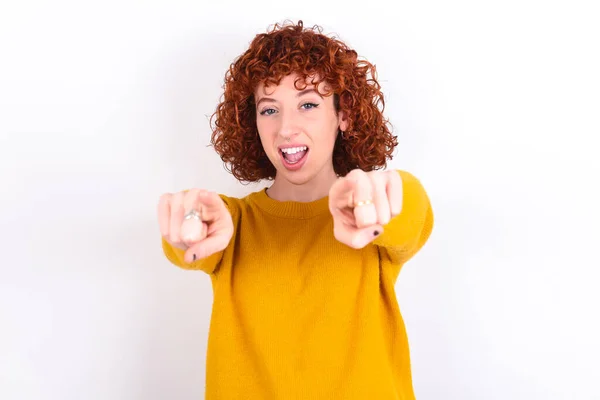 Close Portret Van Een Jong Roodharig Meisje Met Een Gele — Stockfoto