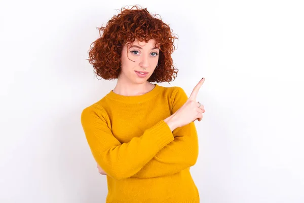 Young Redhead Girl Wearing Yellow Sweater White Background Smiling Broadly — Stock Photo, Image