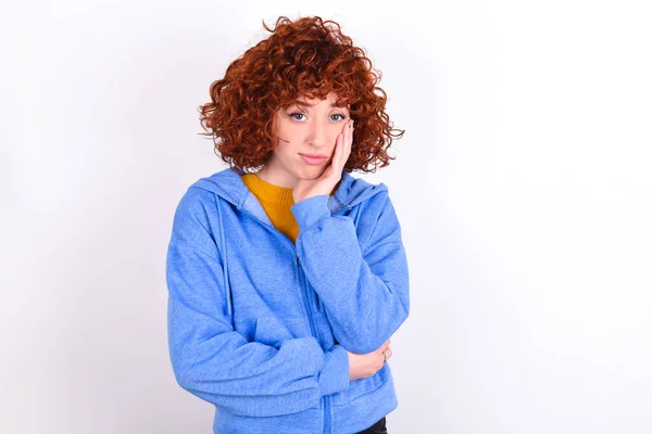 Sehr Gelangweilte Junge Rothaarige Mädchen Blauer Jacke Über Weißem Hintergrund — Stockfoto