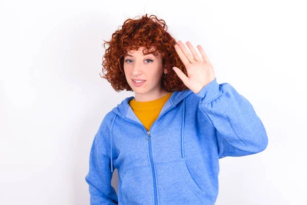 Jovem Ruiva Menina Vestindo Casaco Azul Sobre Fundo Branco Renúncia — Fotografia de Stock