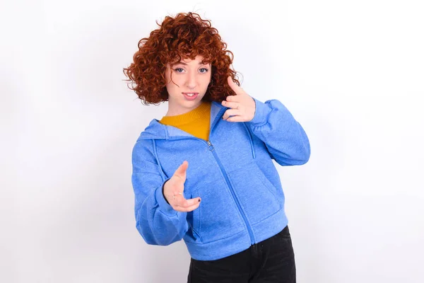 Oye Bang Joven Pelirroja Alegre Carismática Con Chaqueta Azul Sobre —  Fotos de Stock