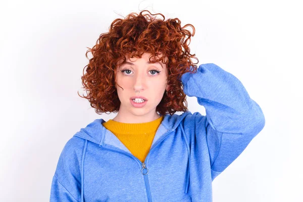 Retrato Una Joven Pelirroja Confusa Con Chaqueta Azul Sobre Fondo —  Fotos de Stock