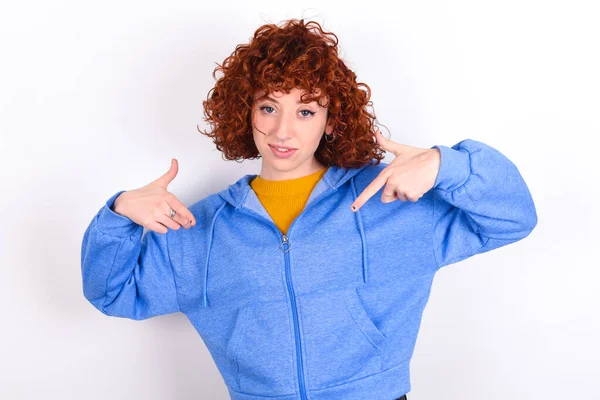Pick Confident Self Assured Charismatic Young Redhead Girl Wearing Blue — Stock Photo, Image