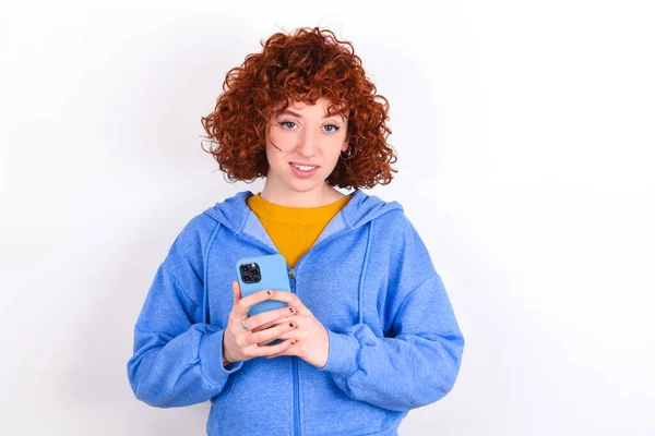 Beyaz Arka Planda Mavi Ceketli Gülümseyen Kızıl Saçlı Kız Arkadaş — Stok fotoğraf