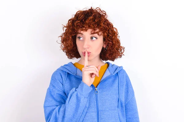 Jong Roodharig Meisje Draagt Blauwe Jas Witte Achtergrond Maakt Stilte — Stockfoto