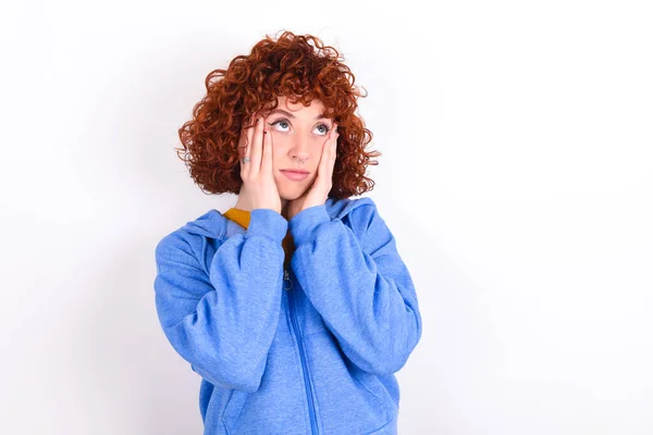 Jong Roodharig Meisje Draagt Blauwe Jas Witte Achtergrond Houdt Handen — Stockfoto