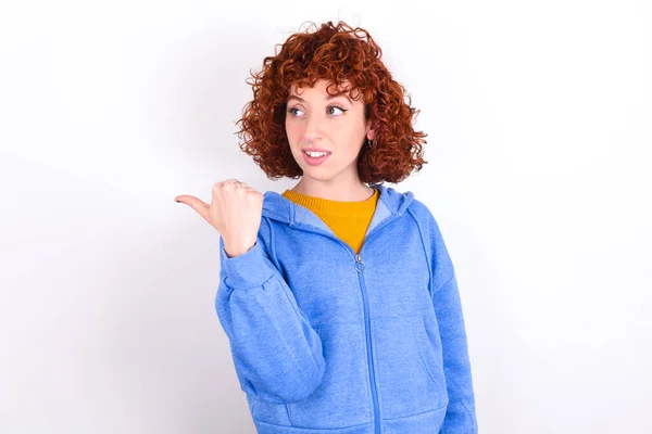 Joven Pelirroja Con Chaqueta Azul Sobre Blanco Puntos Fondo Distancia — Foto de Stock