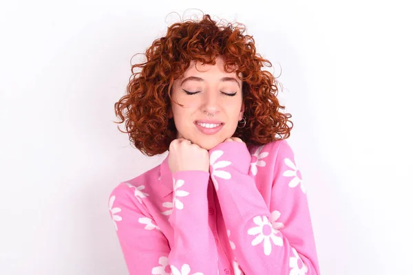 Alegre Joven Pelirroja Con Rosa Camiseta Floral Sobre Fondo Blanco —  Fotos de Stock