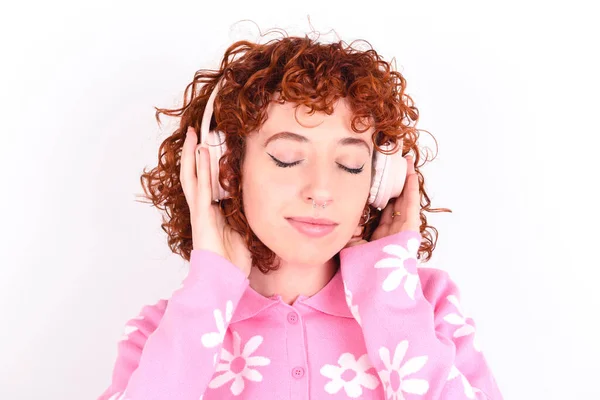 Aangenaam Jong Roodharig Meisje Draagt Roze Bloemen Shirt Witte Achtergrond — Stockfoto