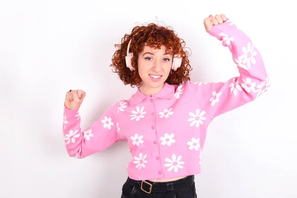 Zorgeloos Jong Roodharig Meisje Draagt Roze Bloement Shirt Witte Achtergrond — Stockfoto
