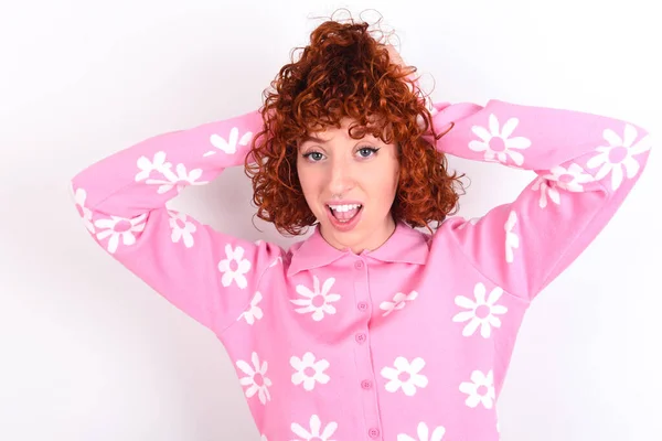 Fröhlich Überglückliches Junges Rothaariges Mädchen Das Ein Rosa Florales Shirt — Stockfoto