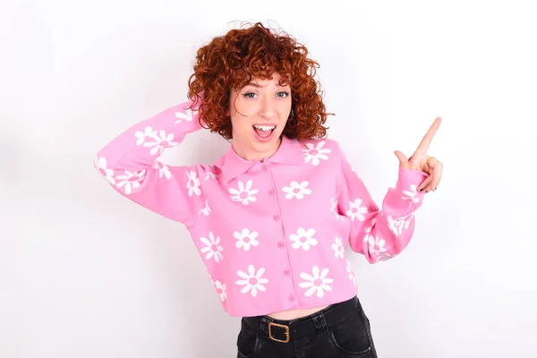 Chica Pelirroja Joven Sorprendida Usando Una Camiseta Floral Rosa Sobre —  Fotos de Stock