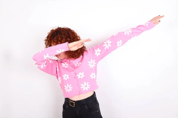 Photo Funky Young Redhead Girl Wearing Pink Floral Shirt White — Stock Photo, Image