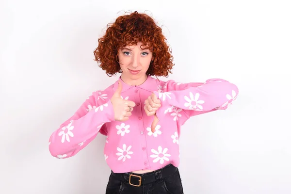 Joven Pelirroja Chica Usando Rosa Floral Camiseta Sobre Fondo Blanco —  Fotos de Stock