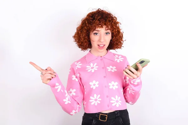 Menina Ruiva Jovem Espantado Vestindo Rosa Floral Shirt Sobre Fundo — Fotografia de Stock