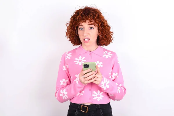 Photo Astonished Crazy Young Redhead Girl Wearing Pink Floral Shirt — Stock Photo, Image