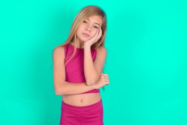 Sıkıntıdan patlayan küçük beyaz kız el ele tutuşurken diğer eliyle onu destekliyor, yorgun ve hasta görünüyor..