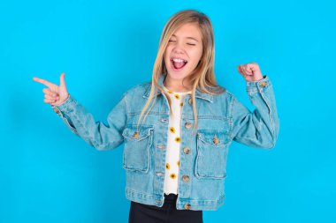 Kot ceket giyen neşeli sarışın küçük kız fotokopi alanı reklamı gösteriyor.