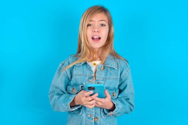 Kafkasyalı küçük çılgın kızın fotoğrafı akıllı telefonu geri bildirim konseptinden uzak tutuyor.