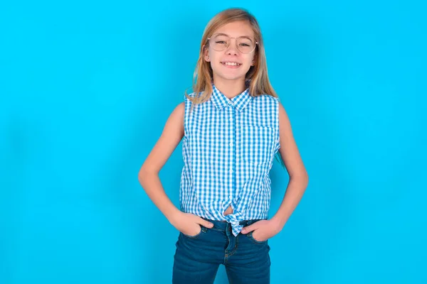 Retrato Una Niña Caucásica Exitosa Sonriendo Ampliamente Con Expresión Segura —  Fotos de Stock