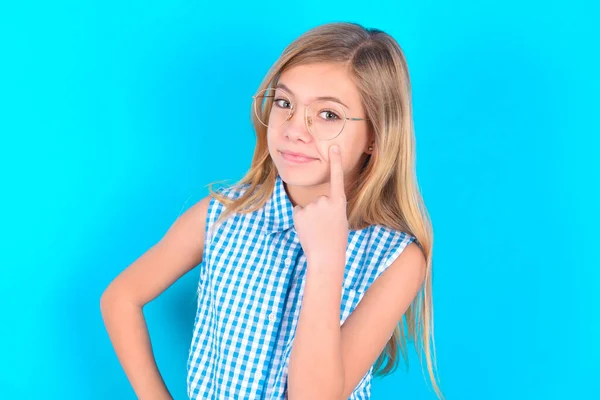 Pequena Menina Branca Olhando Observando Mantendo Olho Objeto Frente Olhando — Fotografia de Stock