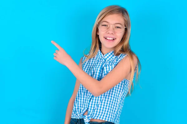 Kafkasyalı Küçük Bir Kız Sana Işaret Ediyor Gülümsüyor Şuraya Bak — Stok fotoğraf