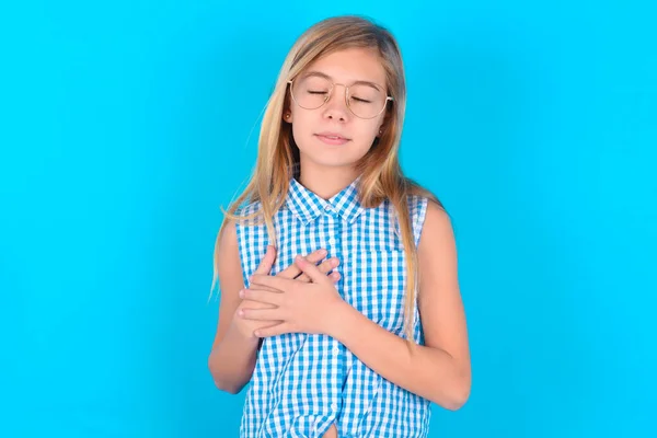 Pequeña Niña Caucásica Cierra Los Ojos Mantiene Las Manos Pecho —  Fotos de Stock