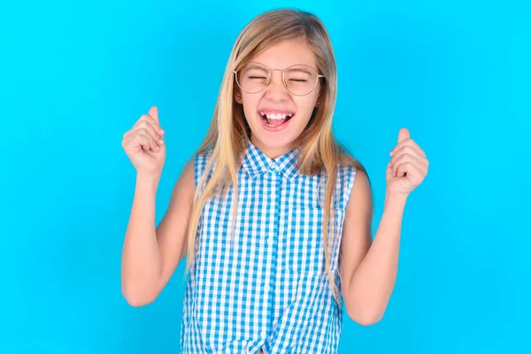 Klein Kaukasisch Meisje Verheugen Zich Zijn Succes Overwinning Knallende Vuisten — Stockfoto