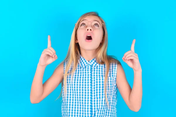 Little Caucasian Kid Girl Being Amazed Surprised Looking Pointing Fingers — Stock Photo, Image