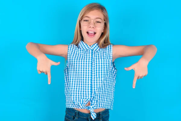 Μικρό Καυκάσιο Κοριτσάκι Θετική Έκφραση Δείχνει Κάτω Και Δύο Δάχτυλα — Φωτογραφία Αρχείου