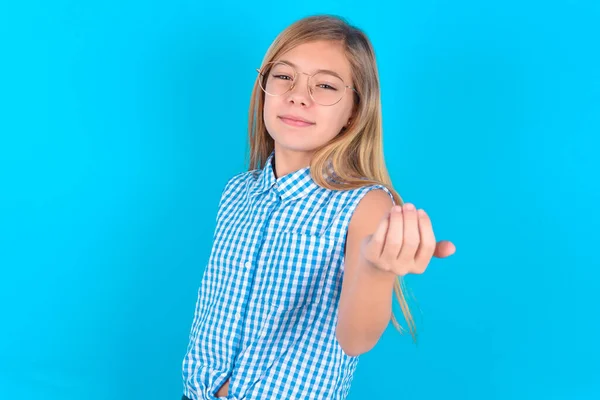 Pequeña Niña Caucásica Invitándote Venir Confiada Sonriente Haciendo Gesto Con —  Fotos de Stock