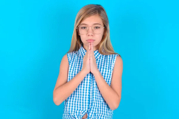 Das Kleine Kaukasische Mädchen Hält Mit Bedauerndem Blick Die Handflächen — Stockfoto