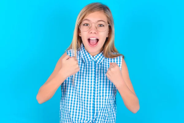 Pequena Menina Caucasiana Regozijando Sucesso Vitória Apertando Seus Punhos Com — Fotografia de Stock