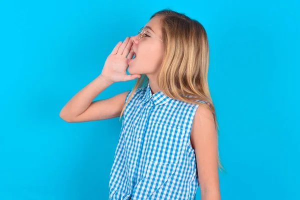 Pequena Menina Caucasiana Vista Perfil Olhando Feliz Animado Gritando Chamando — Fotografia de Stock