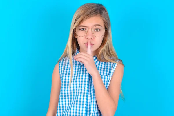 Little Caucasian Kid Girl Makes Hush Gesture Asks Quiet Don — Stock Photo, Image